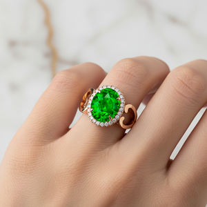 Bague solitaire ovale en émeraude cultivée en laboratoire en or pur 14 carats avec halo de diamants certifiés IGI, bijoux faits main par des designers, vente en gros - Product Image 2