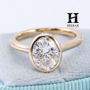 Bague de fiançailles moderne en or jaune 14 carats avec diamant de laboratoire taille ovale serti clos, halo dissimulé et style vintage millgrain - Product Image 3