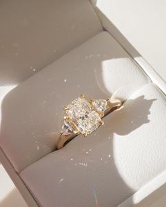 Bague à trois pierres en diamant taille radiant de haute qualité, cultivé en laboratoire, 2,00 carats, avec or jaune 18 carats, cadeau de fiançailles ou de promesse pour la mariée - Product Image 4