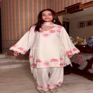 Conjunto de pantalón y kurta Chinon VASTRA COTTAGE con bordado de lentejuelas, dupatta Chinon, kurta larga con atuendo étnico para fiestas. - Product Image 3