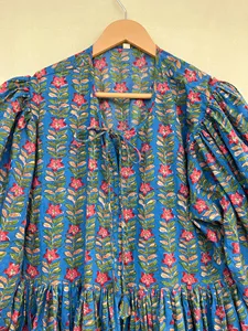 Robe midi en coton à manches bouffantes à imprimé floral bleu pour femmes, col noué, coupe ample, style bohème, robe décontractée d'été - Product Image 2