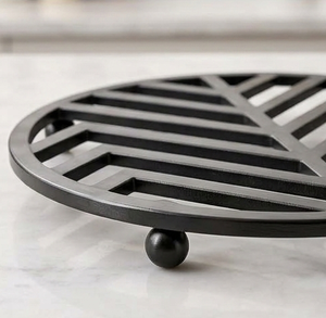 Posavasos Redondo de Metal Negro Resistente al Calor con Patas, Tapete de Mesa Moderno con Diseño de Hojas - Product Image 2