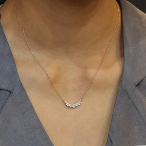 Collar de Diamantes Cultivados en Laboratorio con Barra Curva en Oro Rosa - Product Image 2