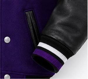 เสื้อแจ็คเก็ตวาร์ซิตี้ปักลาย Sacramento Kings สำหรับผู้ชายจาก Index Apparel สีม่วงดำ แขนเสื้อตัดสี กระดุมแป๊ก - Product Image 4