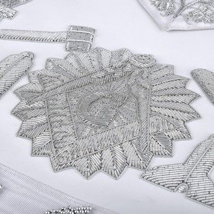 Fabricante de Accesorios Ceremoniales de Alta Calidad: Mandiles, Cintas y Collares Masónicos OEM con Bordado Personalizado - Product Image 2