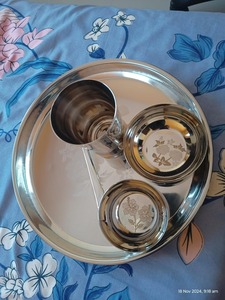 Ensemble de thali en acier inoxydable de qualité supérieure avec design floral gravé, assiette à dîner, bols, verre et cuillère pour usage domestique et mariage. - Product Image 2
