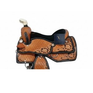 Silla de montar tipo barril de cuero color canela estilo Western con asiento de gamuza negra, diseño de ondas y motivos florales tallados a mano, conchos de diseño y juego de arreos 10"-18" - Product Image 3
