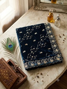 Sari en soie velours bleu brodé avec fils Zari et sequins, pièce de chemisier longue élégante, cadeau de mariage indien, tenue de soirée pour femme - Product Image 1