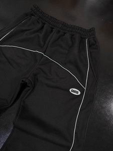 Survêtement personnalisé en silicone imprimé avec doublure réfléchissante sur toute la tenue, pantalon de jogging à jambe droite et sweat à capuche. - Product Image 4