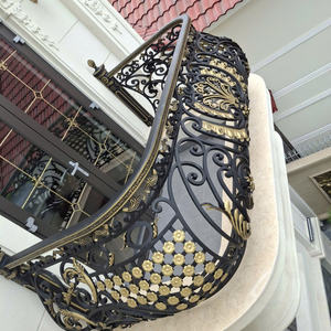 Rampe de balcon décorative en fer forgé sur mesure, garde-corps extérieur en métal pour villa, terrasse, balcon, et design de main courante d'escalier - Product Image 2