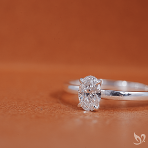 แหวนหมั้นเพชรทรงรี 0.5 กะรัต ได้รับการรับรองจาก IGI เพชรเพาะเลี้ยงแบบโซลิแทร์ ประดับด้วยวงแหวนรอบเพชรแบบซ่อน ในตัวเรือนทองคำขาว 10K - Product Image 3