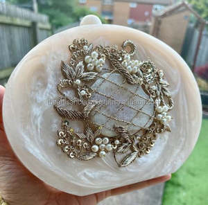 Bolso de mano único de resina acrílica con diseño de mármol para eventos formales y ocasiones especiales - Product Image 5