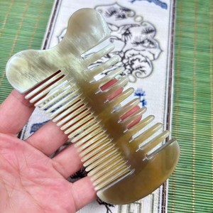 ZONE ARTISANALE Peigne démêlant moderne en corne de buffle naturelle, écologique et fait main, en forme de décoration de mariage de l'Uttar Pradesh - Product Image 2