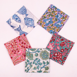 Foulard carré en coton dessiné à la main, bandana, couvre-visage et cou, motif ethnique, doux pour la peau, idéal printemps-été - Product Image 1