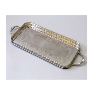 Plateau de service rectangulaire vintage en argent avec bordure découpée - Plateau à café et à thé orné et gravé avec poignées - Product Image 2