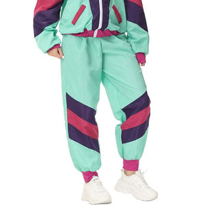 Ensemble de survêtement coupe-vent premium pour l'hiver, grande taille, avec logo personnalisé, veste et pantalon de course légers pour femmes, en vente - Product Image 4