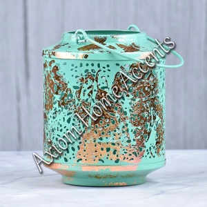 Linternas de velas de vacaciones contemporáneas, decoración festiva hecha a mano, elegancia moderna de Axiom Home Accents - Product Image 1