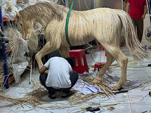 Le plus beau design - un cheval en rotin naturel décorant la boutique. - Product Image 2