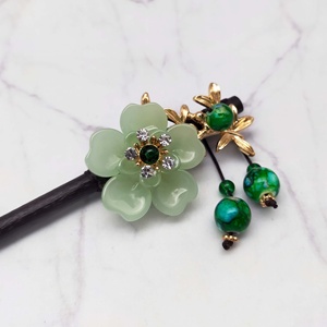 กิ๊บติดผม 18 ซม. ทำจากพลาสติกและไม้ ประดับด้วยลูกปัดและพู่ห้อย เครื่องประดับผมคุณภาพสูง ดีไซน์เหนือกาลเวลา สวยสง่า - Product Image 3