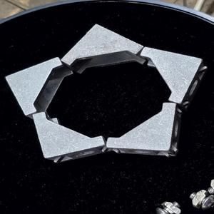 Soporte Triangular de Ángulo Recto de un Solo Lado 3030 al por Mayor, Diseño de 4 Orificios, Latón Mecanizado por CNC por Electroerosión por Hilo para Perfil de Extrusión de Aluminio - Product Image 1