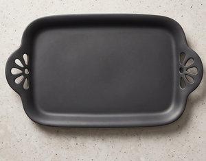 Plateau de service rectangulaire en métal noir mat avec poignée découpée, idéal comme centre de table pour le salon - Product Image 4