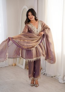 Magnifique ensemble salwar en tissu de soie tendance avec dupatta fantaisie et broderies, collection de vêtements ethniques pour fêtes. - Product Image 3