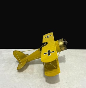 Modèle de biplan vintage en métal jaune avec motif croix de fer, décoration de table intérieure, style traditionnel - Product Image 3