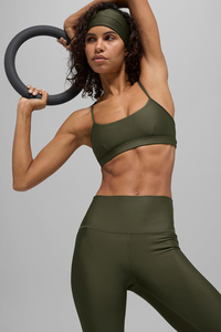 Sujetador deportivo con tirantes cruzados y logo personalizado para mujer, top de soporte atlético para yoga, fitness y entrenamiento. - Product Image 2
