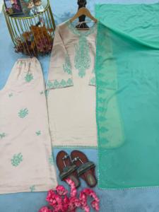 Ensemble prêt-à-porter entièrement cousu en soie romaine avec broderie de créateur, pantalon palazzo et dupatta - Product Image 5