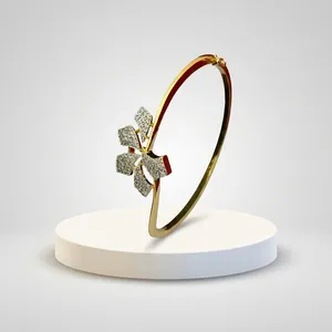 Brazalete con Diseño Floral en Acabado Dorado, Incrustaciones de Diamantes de Imitación, Joyería Nupcial India para Mujer, 100% Latón, Bañado en Rodio y Oro, Diseño de Flecha - Product Image 4