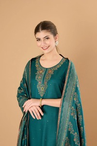 Suministro al por Mayor de la Colección de Invierno Exclusiva Safaa Dilkash, Ropa de Invierno Moderna y Duradera para Damas Disponible para la Venta - Product Image 4