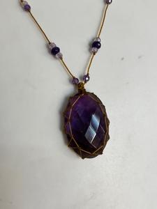 Collier pendentif en macramé d'améthyste fait main par Hari Om Creations - Product Image 2