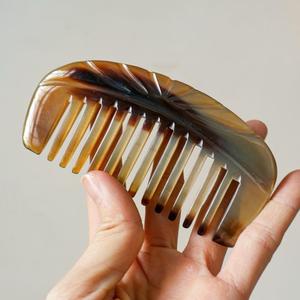 Peine de Cuerno de Búfalo Natural Hecho a Mano, Moderno y Ecológico, con Dientes Anchos para Desenredar, para Hombres y Mujeres - Product Image 4
