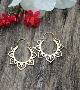 Boucles d'oreilles créoles en or faites à la main, motif pétale de lotus, découpées, style bohème ethnique, bijoux tendance pour femme - Product Image 3