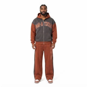 Conjunto Deportivo para Hombre en Gris Oscuro y Naranja Oxidado con Bloques de Color, Sudadera con Capucha y Cremallera, Estampado de Letras y Pantalones de Pierna Ancha - Product Image 1