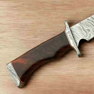 Cuchillo de Caza Personalizado Hecho a Mano con Hoja de Acero de Damasco de Grado Industrial de Alta Calidad, Espiga Recta, Borde Plano y Mango de Cuero OEM - Product Image 4