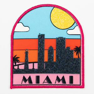 Parches bordados personalizados del fabricante, insignias de tela de lona cómodas para coser, con bordado de resina en forma de corazón para sombreros - Product Image 5