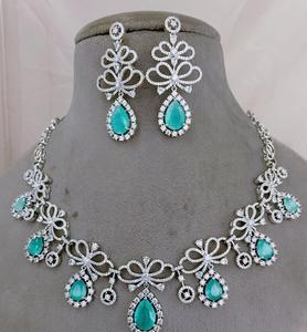 Conjunto de Collar y Aretes con Piedras de Circonio y Acabado Plateado de Diseño Moderno y de la Mejor Calidad, Colección para Bodas - Product Image 2