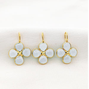 Colgante de Calcedonia Blanca en Forma de Trébol de 5mm, Bisel Liso, Dijes Hechos a Mano de 7x5mm, Dijes de Calcedonia Blanca Chapados en Oro con Aro - Product Image 1