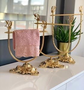 Porte-serviettes de luxe moderne doré sur pied, forme rectangulaire, support de rangement pour salle de bain, à un seul niveau, en métal, design antirouille - Product Image 1