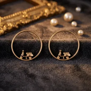 Boucles d'oreilles créoles tendance 55x50MM en laiton plaqué or, motif Scooter dans le cercle, design de créateur, provenance fournisseur indien - Product Image 4