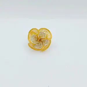 Exquisito Anillo de Dos Tonos en Oro de 22K con Intrincada Malla de Pétalos en Oro Amarillo y Blanco para Mujer, Anillo Floral con Filigrana - Product Image 3