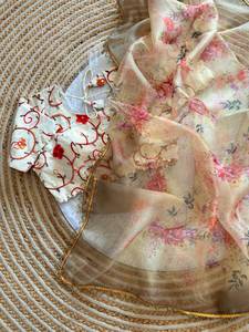 Elegante Saree de Organza con Estampado Floral, Base Beige con Diseño de Flores Multicolores, Tela Suave y Transparente con Borde Bordado - Product Image 3