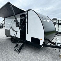 Caravane compacte moderne en forme de larme, camping-car léger et remorquable pour le camping en plein air et les aventures tout-terrain