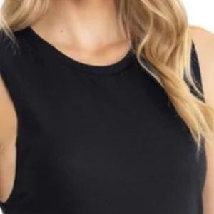 Camiseta sin mangas premium para mujer, estilo festival, de mezcla de algodón suave y transpirable, para uso casual y eventos. - Product Image 3