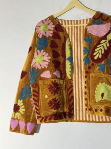 Chaqueta suzani hecha con amor en India, elaborada por artesanos locales en Jaipur, Rajasthan. - Product Image 6
