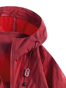 Veste coupe-vent pour femme en nylon respirant avec capuche rouge, en peau de mouton, avec logo et couleur personnalisés, dernier design - Product Image 3