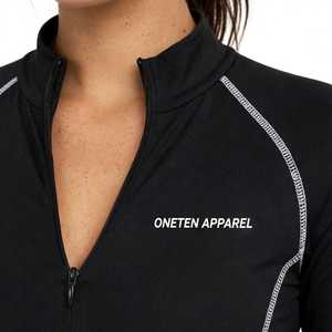 เสื้อโยคะผู้หญิง ONETEN APPAREL สีขาว แบบซิปครึ่งตัว แขนยาว ทรงครอป ระบายอากาศได้ดี มีโลโก้ด้านหน้า - Product Image 3