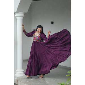 Vestido de Fiesta Navratri con Hermoso Trabajo Gamthi, Ropa India y Pakistaní - Product Image 3