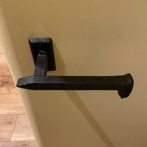 Soporte de papel higiénico de metal resistente con montaje seguro para una instalación fiable en el baño y uso diario - Product Image 1